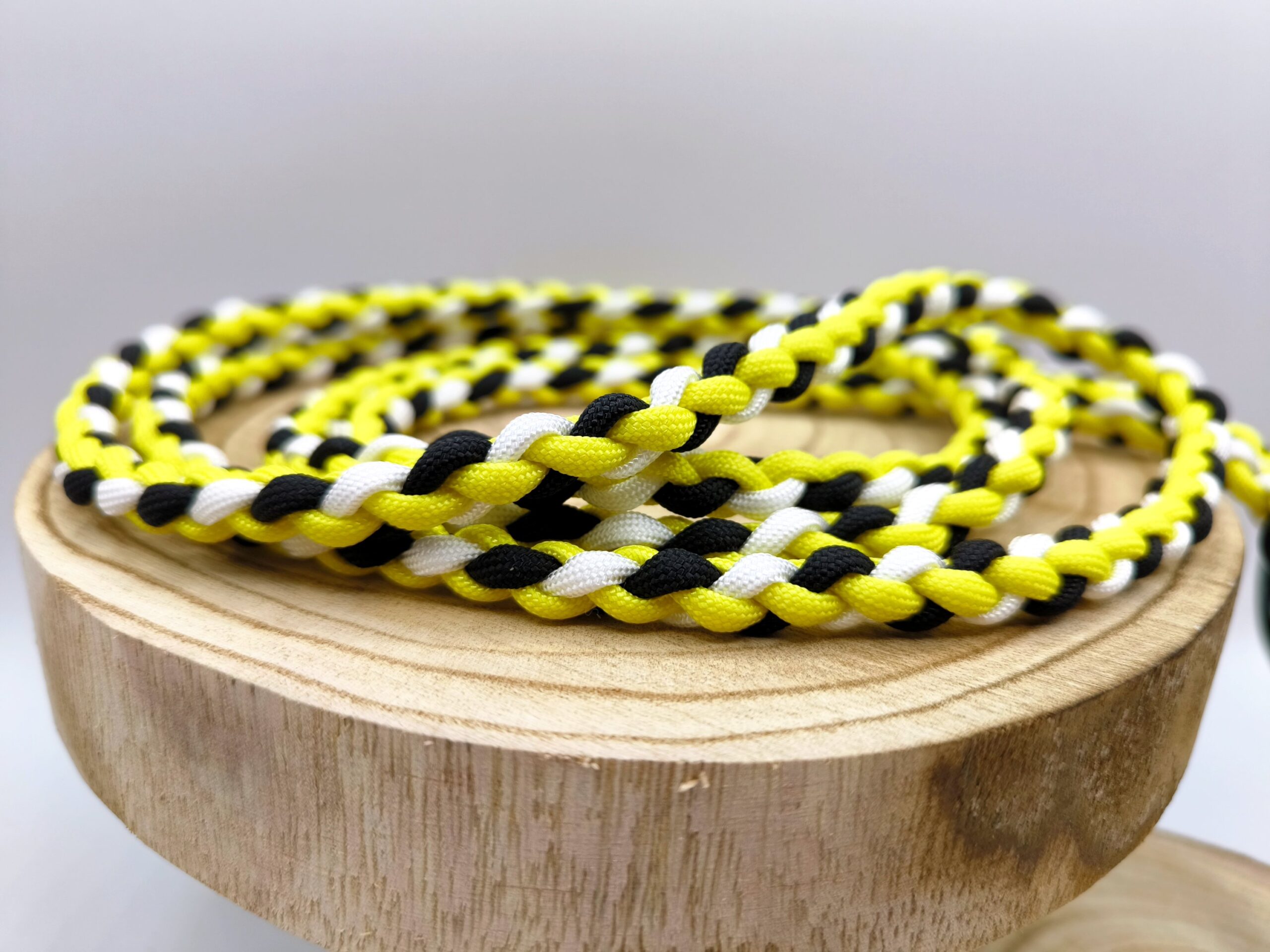 Hundeleine Paracord geflochten| 2m verstellbar - gelb/weiß/schwarz – Bild 2