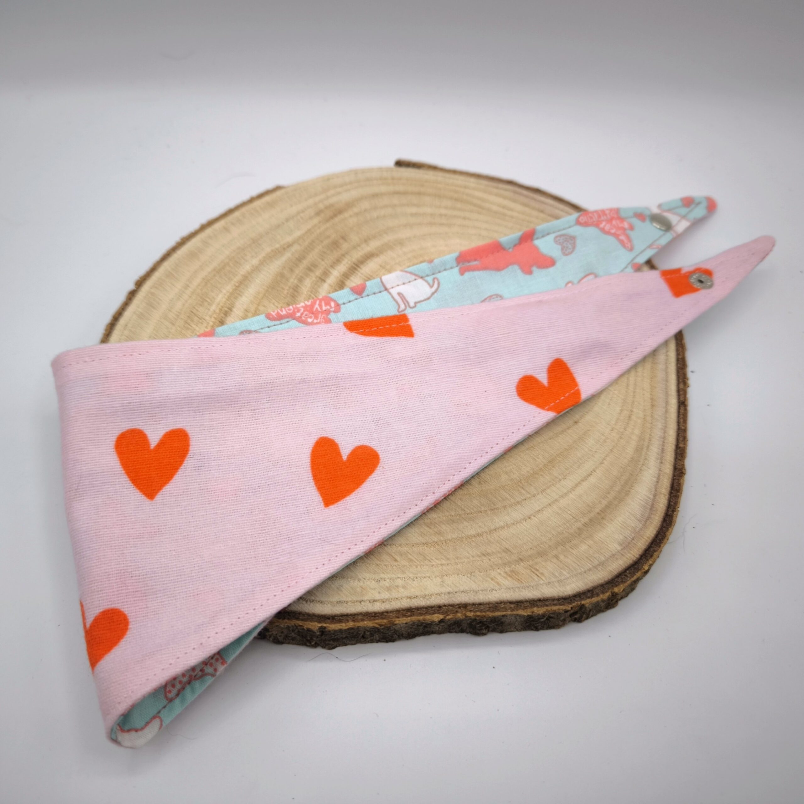 Hundehalstuch | „Chihuahua Love & Hearts“ mit Druckknopf – Bild 3